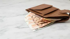 Nové rozhodnutie v parlamente rozpaľuje diskusiu o spravodlivosti príjmov politikov. Čo sa zmenilo?
