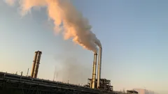 Továrenský komín vypúšťajúci dym do ovzdušia, priemyselné znečistenie ovzdušia