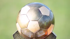 Futbalová lopta na drevenom stojane na charitatívnej akcii