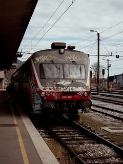 vlak stojaci na koľajach zastavený na stanici
