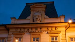 Budova Ústavného súdu Slovenskej republiky v Košiciach, večerné osvetlenie.