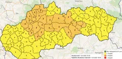 Slovenská mapa upozornení na silný vietor podľa regiónov, farebne rozlíšené úrovne výstrah.