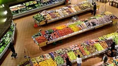 Ovocie a zelenina v supermarkete, výber čerstvých potravín, ľudia nakupujú.