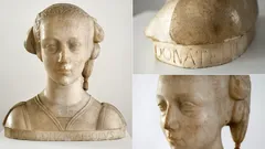 Socha bysta ženy z antického obdobia, detail tváre a nápis na podstavci.