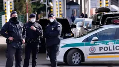 Slovenskí policajti pri služobnom aute kontrolujú hranicu počas služby