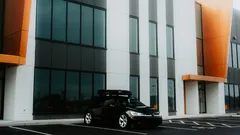Čierne auto zaparkované pred budovou