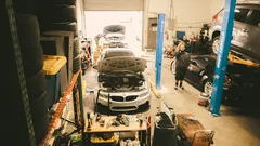 mechanik opravuje auto v garáži