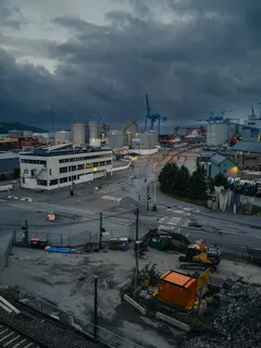 vlak na koľajach na vlakovej stanici počas dňa