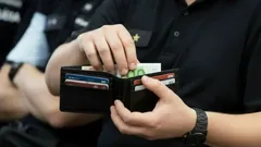 Zastavenie indexácie platov vyvoláva tichú lavínu medzi štátnymi zamestnancami. Čo bolo príčinou?