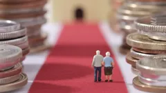 Seniori kráčajúci medzi mincami symbolizujúcimi financie a dôchodkové sporenie